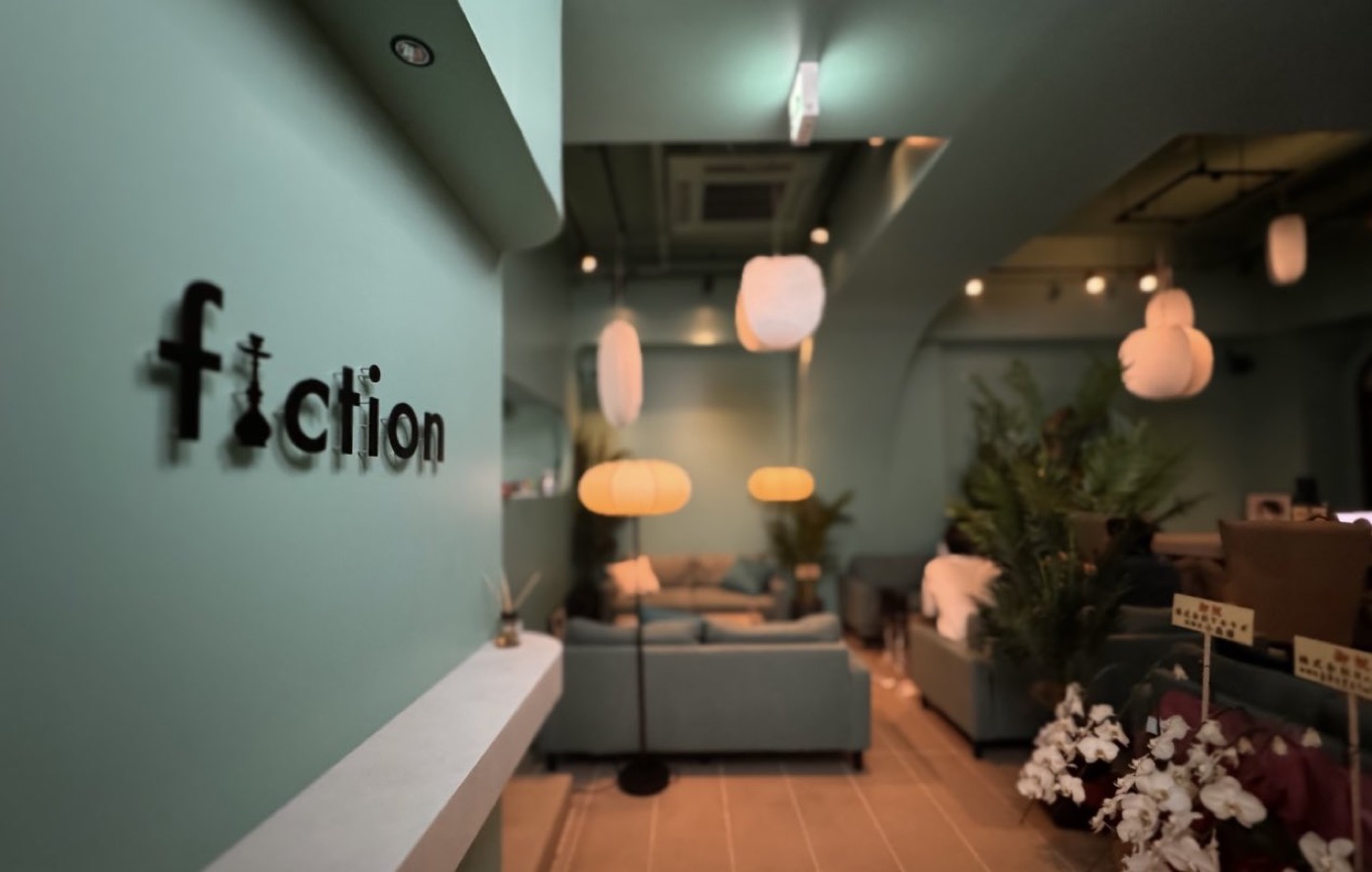 fictionのロゴが入ったエントランス